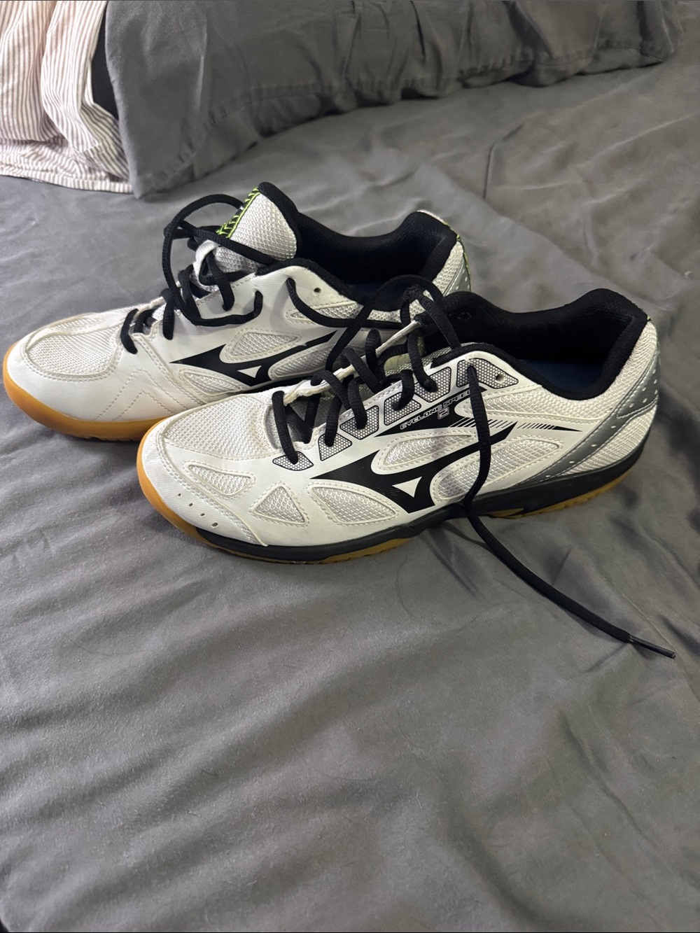 Mizuno White Black Gum-Soled Athletic Court Shoes Volleyball